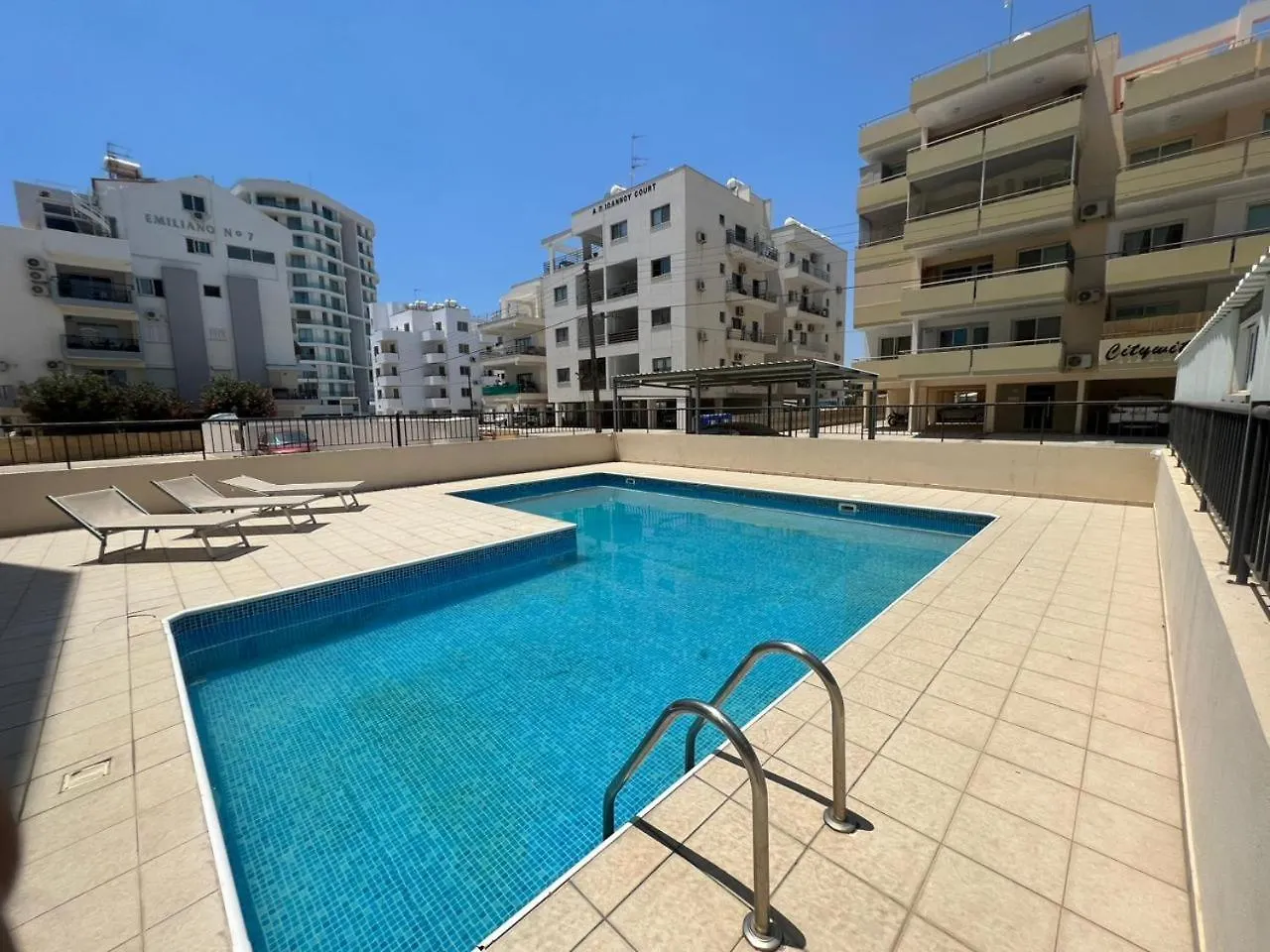 Chloris 3- Bedroom Apartment W/Pool In ラルナカ