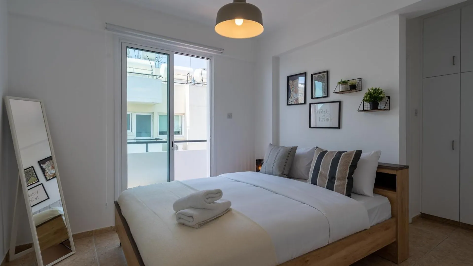 Chloris 3- Bedroom Apartment W/Pool In ラルナカ