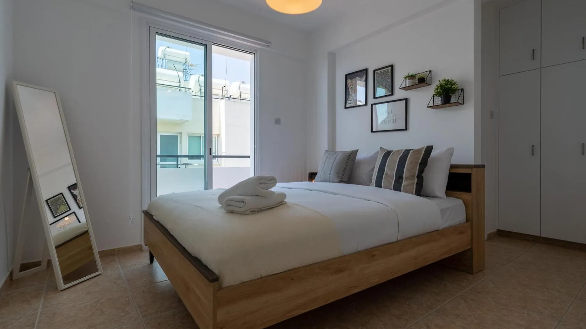 Chloris 3- Bedroom Apartment W/Pool In ラルナカ