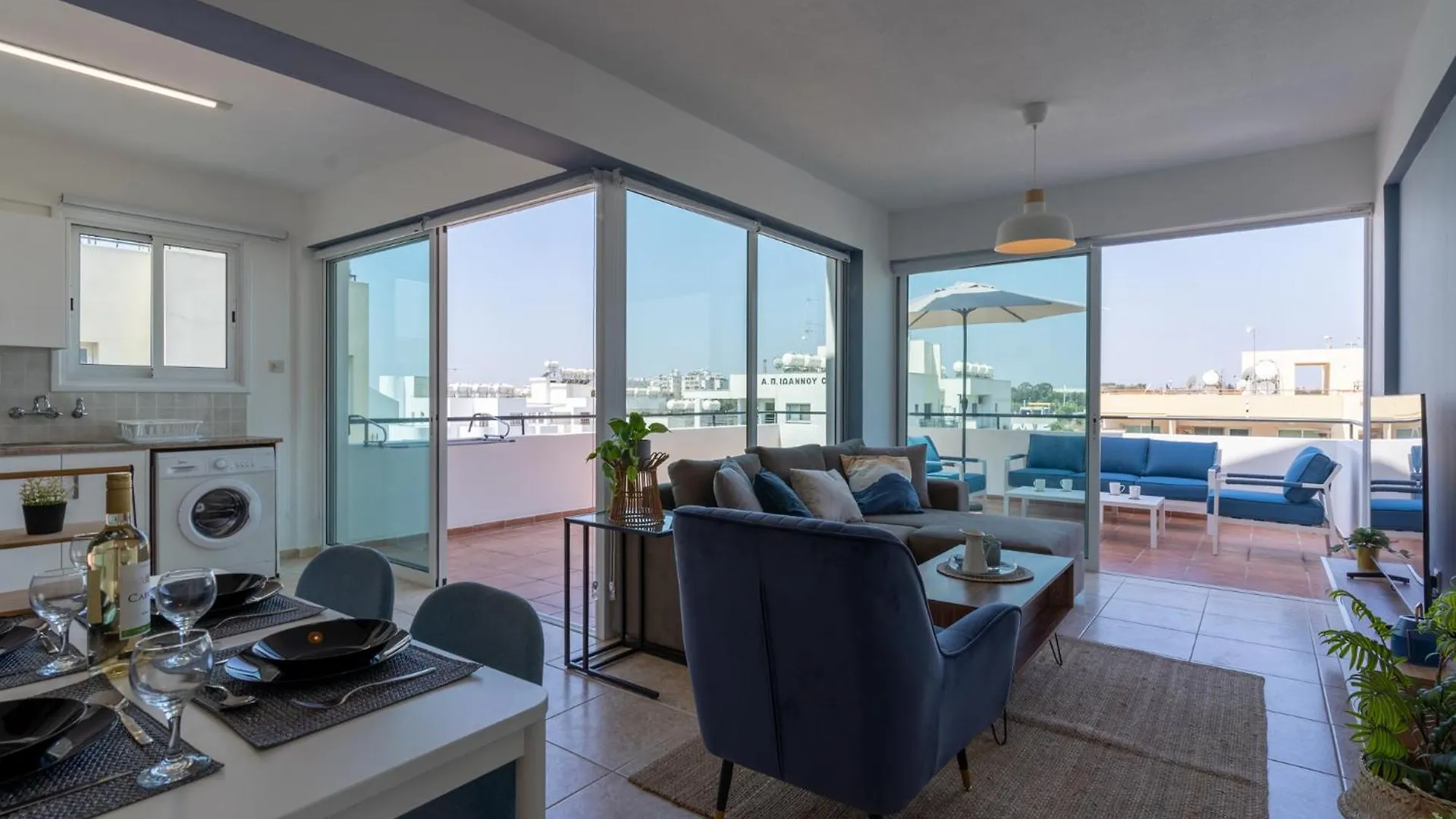 Chloris 3- Bedroom Apartment W/Pool In Larnaca
