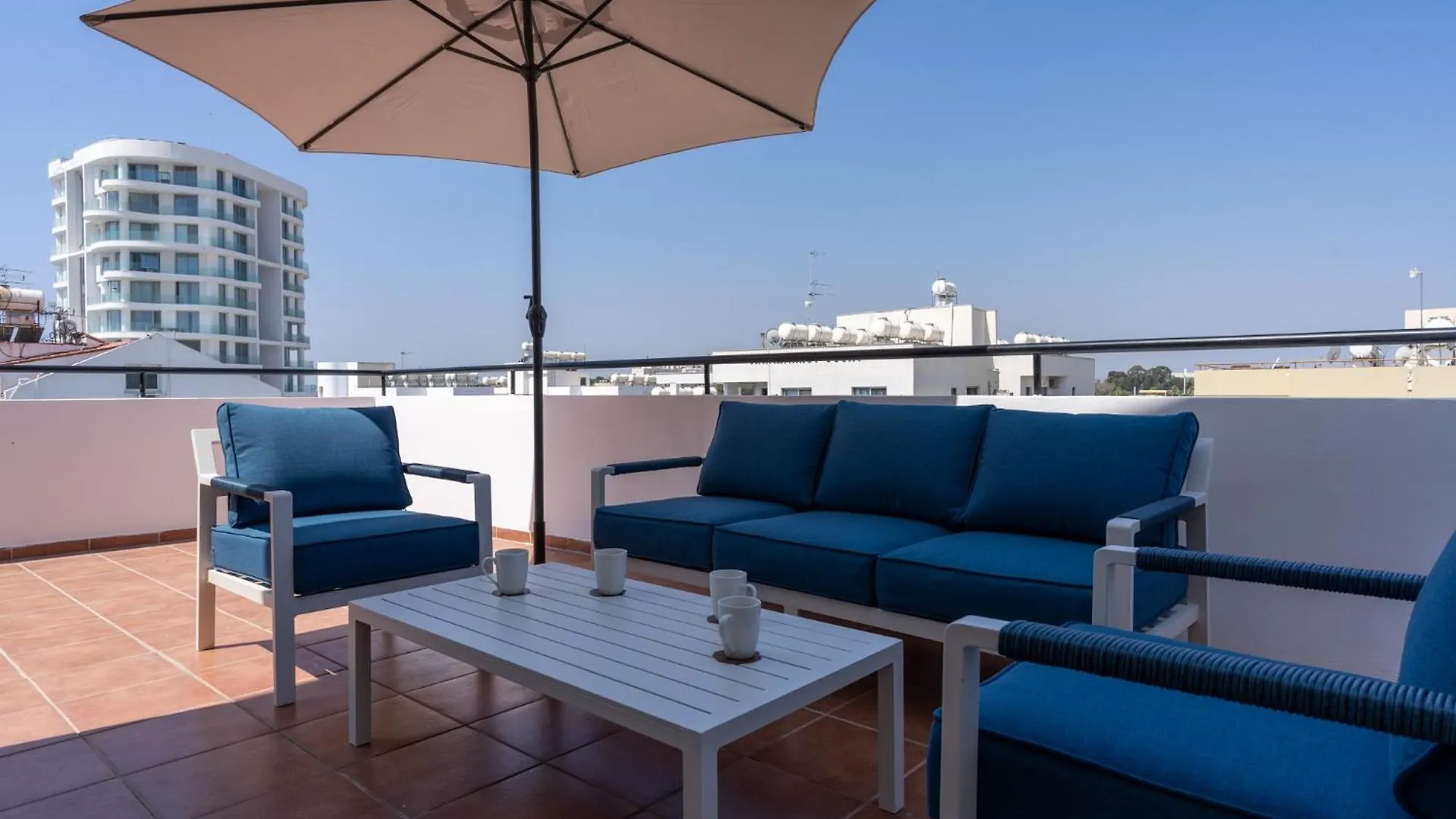 Chloris 3- Bedroom Apartment W/Pool In ラルナカ