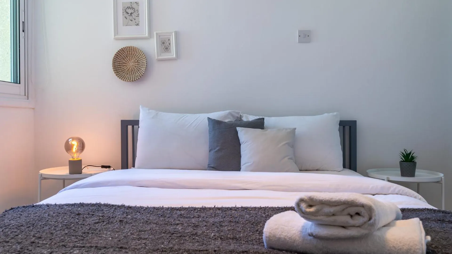 Chloris 3- Bedroom Apartment W/Pool In ラルナカ