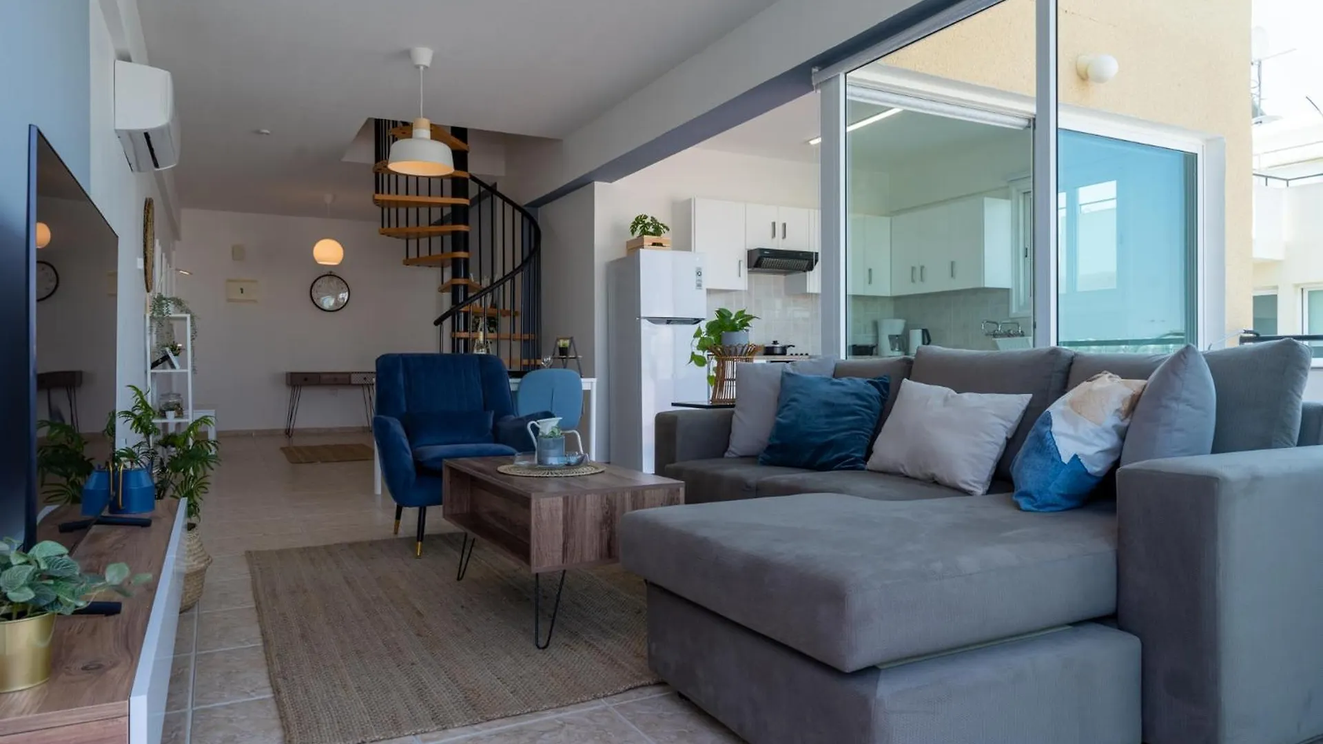 Chloris 3- Bedroom Apartment W/Pool In ラルナカ