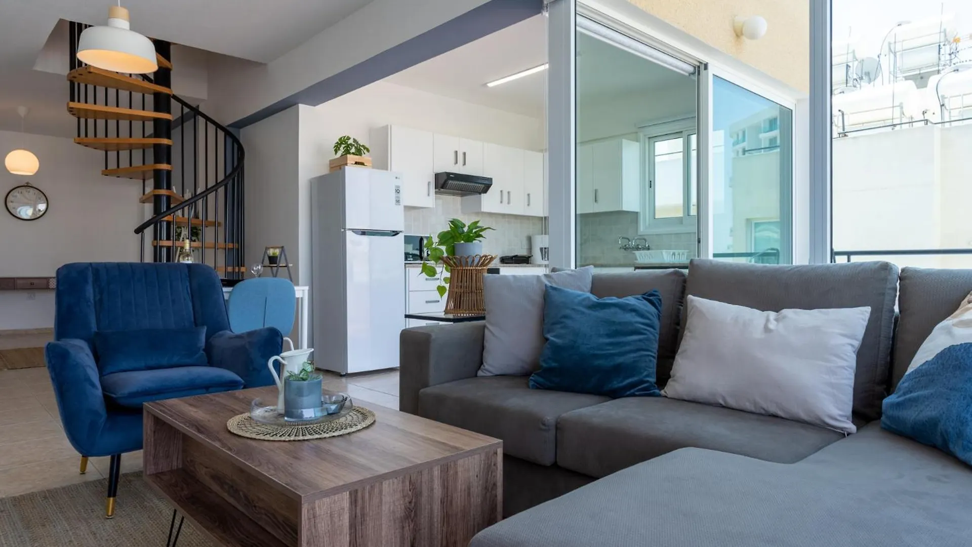Chloris 3- Bedroom Apartment W/Pool In ラルナカ