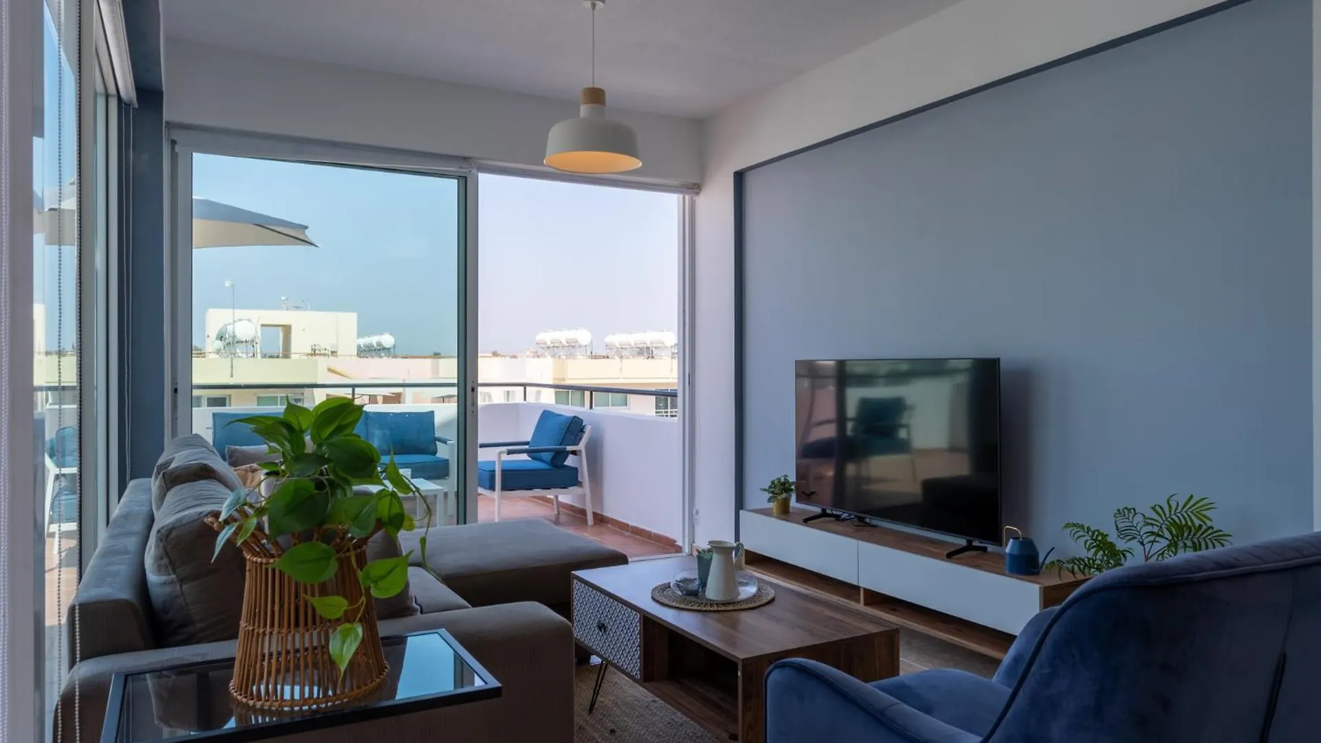 Chloris 3- Bedroom Apartment W/Pool In Larnaca Kypr