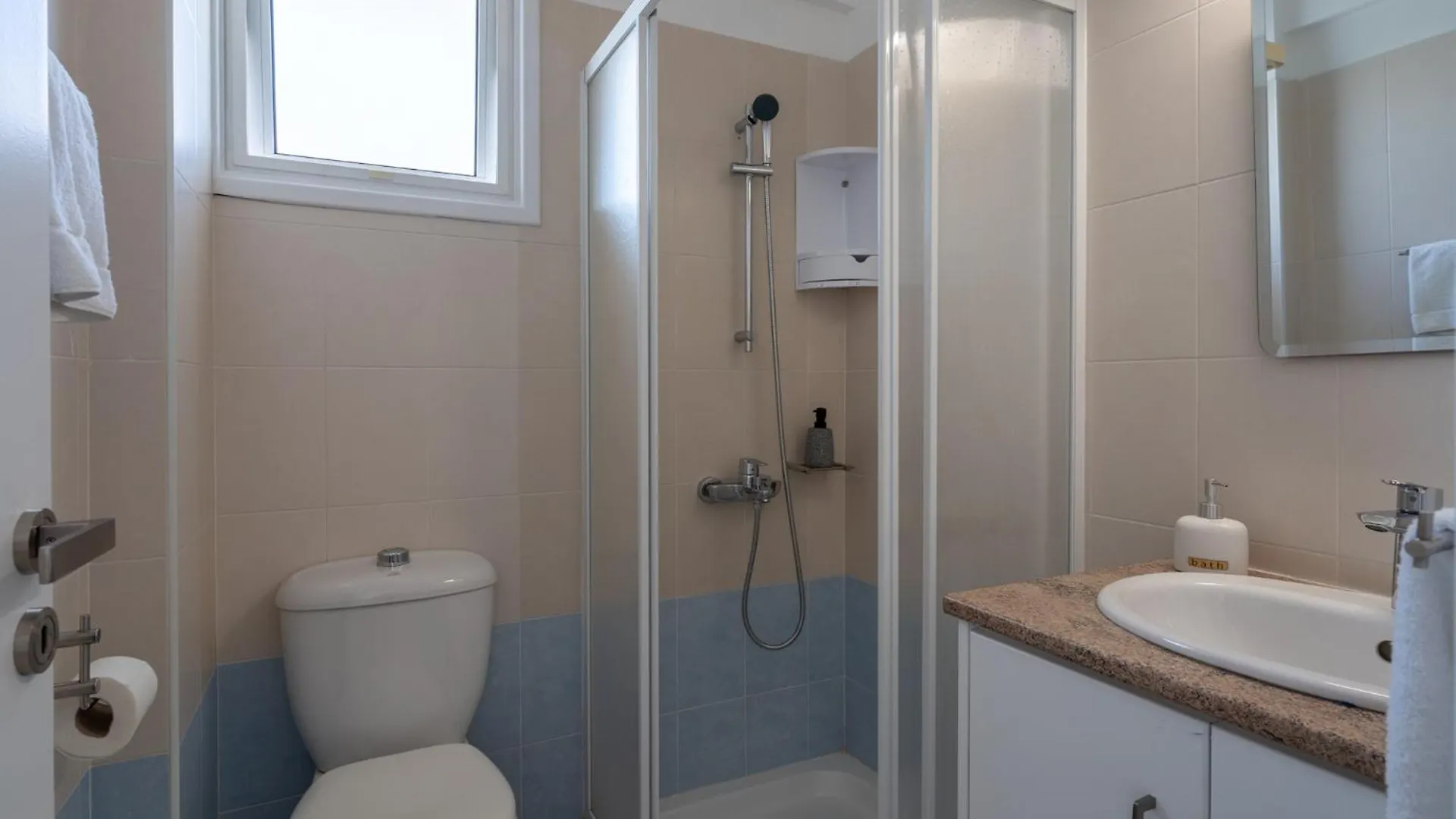Chloris 3- Bedroom Apartment W/Pool In ラルナカ