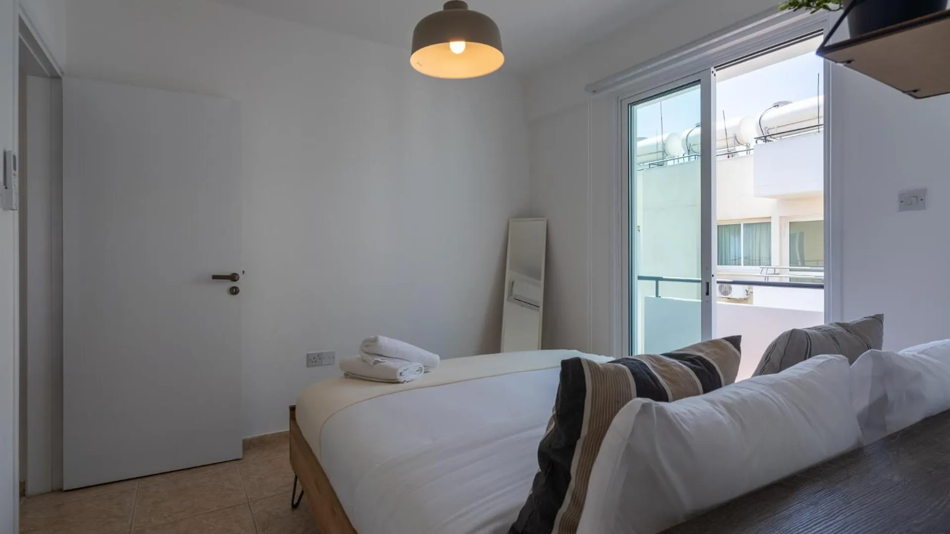 Chloris 3- Bedroom Apartment W/Pool In Larnaca Kypr