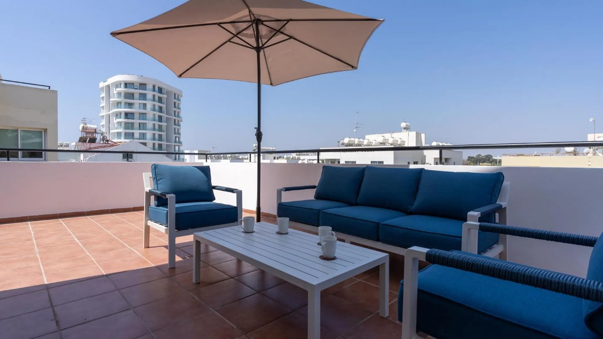Chloris 3- Bedroom Apartment W/Pool In ラルナカ