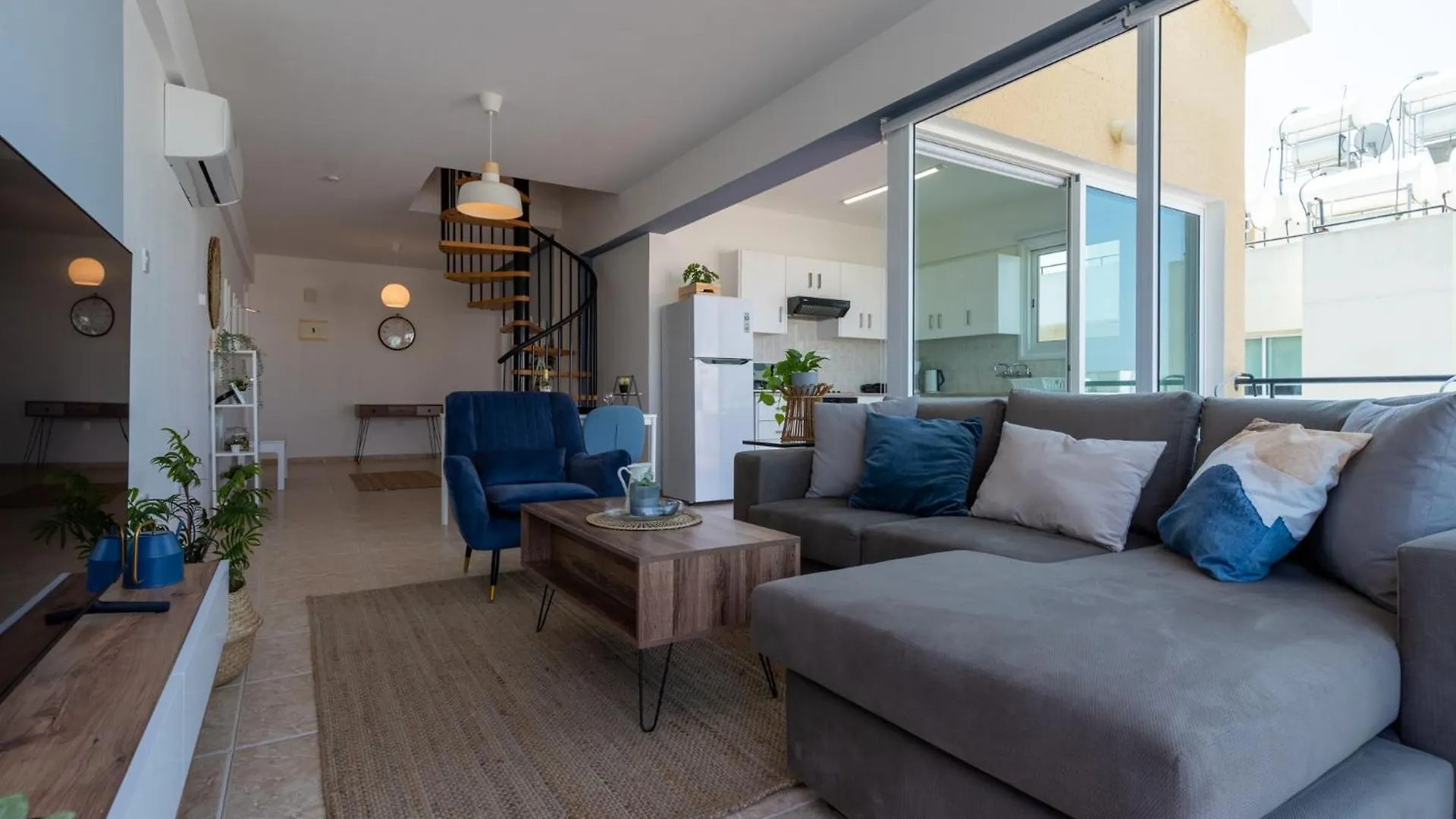Chloris 3- Bedroom Apartment W/Pool In ラルナカ